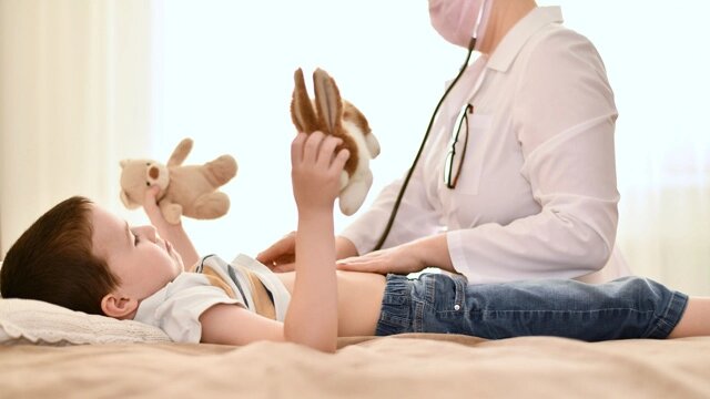 مدفوع کودکان چگونه باید باشد؟/ خوراکی‌هایی برای درمان یبوست کودکان
