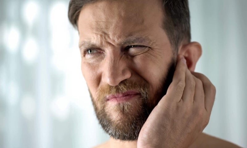 ببینید| گرفتگی مکرر گوش نشانه چیست؟