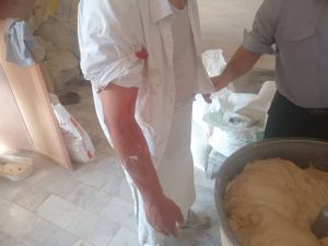 نانوای ملایری با وجود شنیدن خبر شهادت برادرش، پخت نان را ترک نکرد