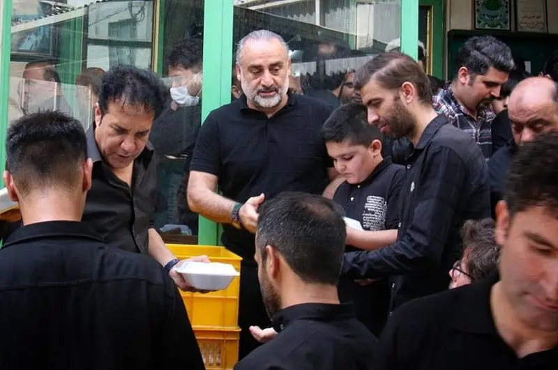 فنایی در عاشورا، قلعه‌نویی در تاسوعا: عشق فوتبالی‌ها به امام حسین (ع) در دیگ نذری (+عکس)