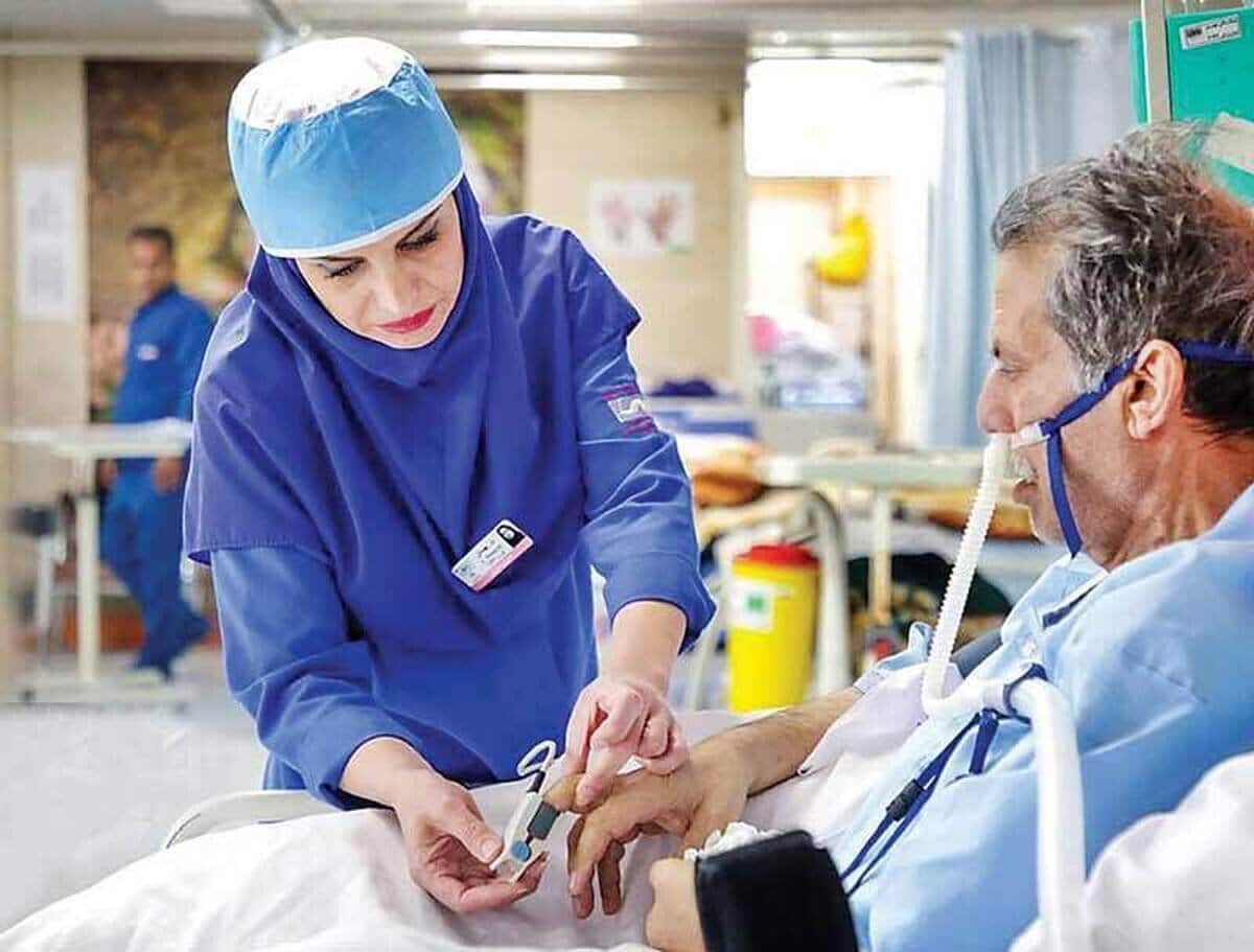 از کرونا تا جنگ؛ پرستاران، ستون سلامت جامعه/ از قبول شیفت‌های اضافی تا ایثار در سایه ناملایمات شغلی