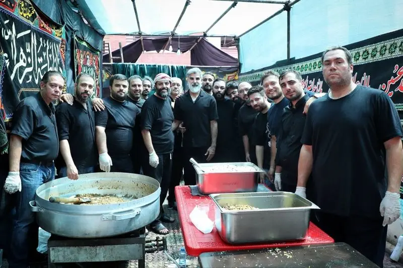 فنایی در عاشورا، قلعه‌نویی در تاسوعا: عشق فوتبالی‌ها به امام حسین (ع) در دیگ نذری (+عکس)