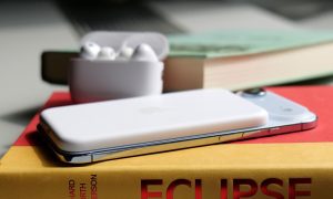 کالبدشکافی باتری مگ‌سیف آیفون ایر؛ شباهت باتری جانبی با باتری گوشی
