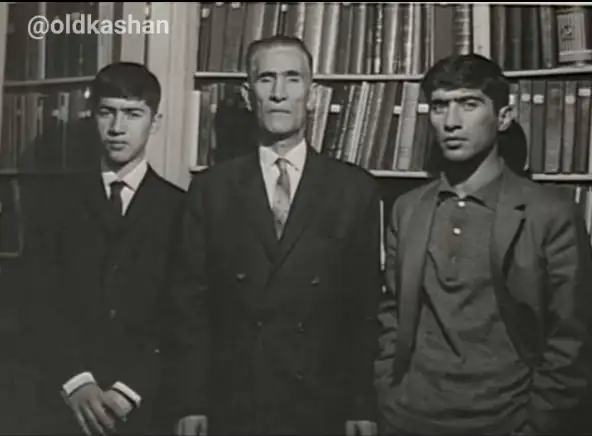 تصویر از راست ، بهرام بیضایی، نعمت الله بيضايی آرانی، متخلص به ذکایی بیضایی، و بديع الله بيضايی برادر کوچکتر بهرام.